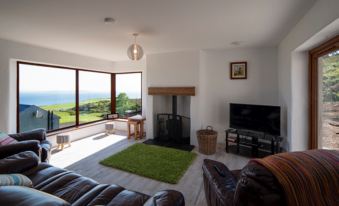 Kinbane Self Catering Cottages - 'Makem's Cottage'