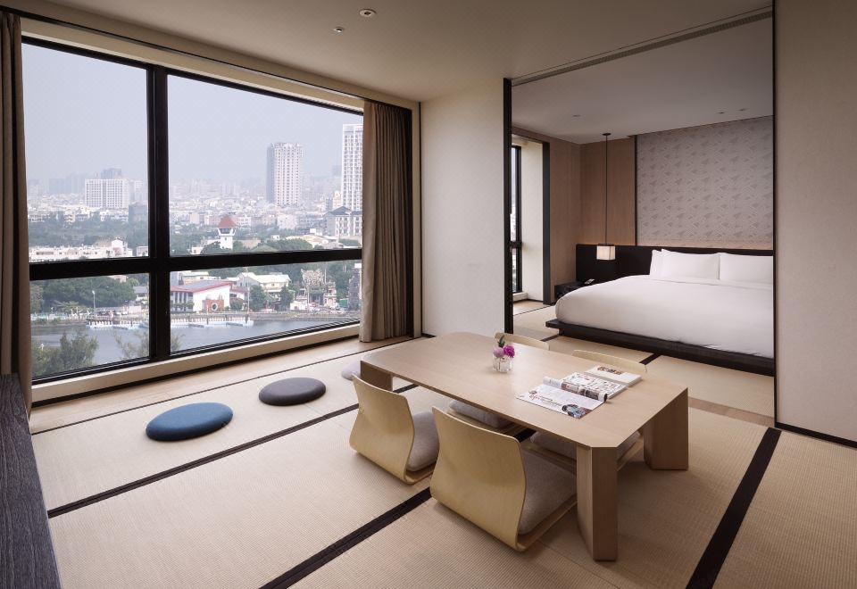 1. 크라운 플라자 ..