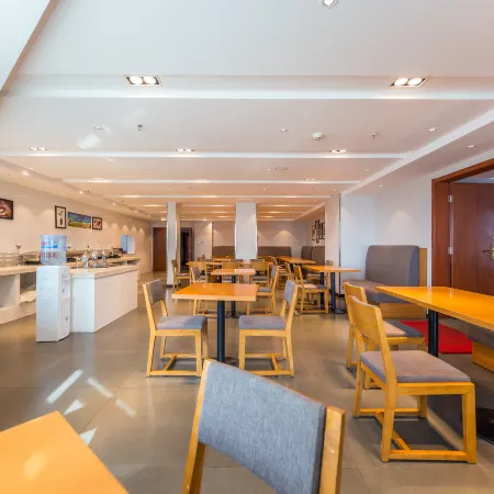 Heyi Hotel (Xining Daxin Street Night Market Central Square Branch)