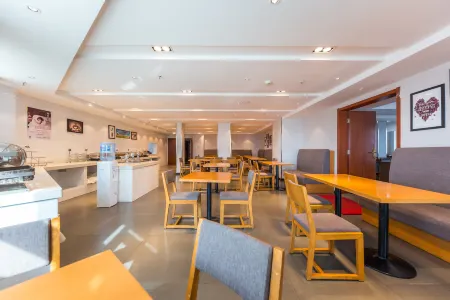 Heyi Hotel (Xining Daxin Street Night Market Central Square Branch) Отели в г. Синьинг