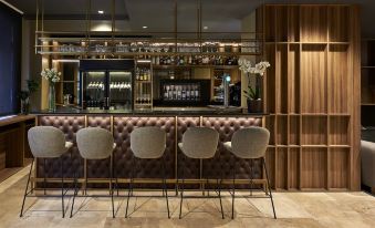The lounge or bar area at Hotel Indigo in Kuala Lumpur at NH Logrono Herencia Rioja