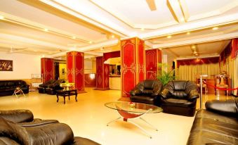 a spacious , well - decorated living room with multiple couches and chairs arranged around a coffee table at Hotel Sea View