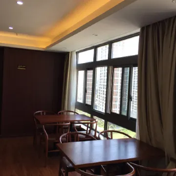 Huating·Aofeng Hotel (Pingyang Railway Station Yintai City Branch)