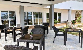 Sunset Cove Beach & Dive Resort