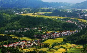 Tuwo Holiday Hotel (Yingshan bus station store)