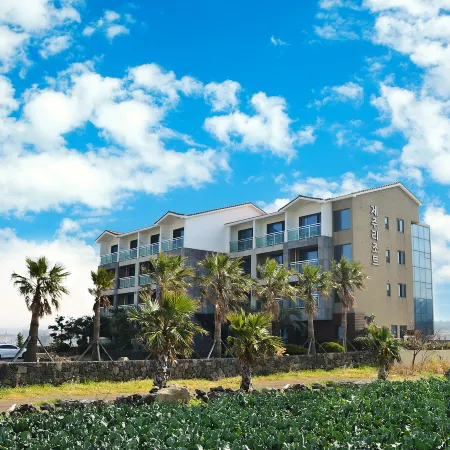 Jeju Resort Отели рядом с достопримечательностью «Храм Пэкчеса»