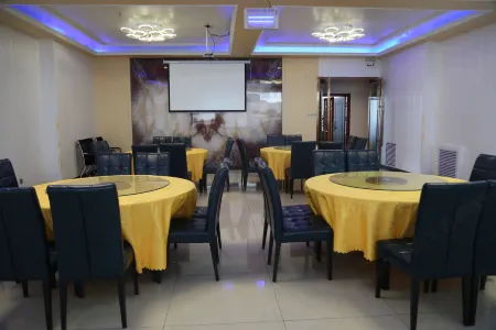 Grassland Red Theme Hotel Отели рядом со станцией Baiyinchagan Railway Station