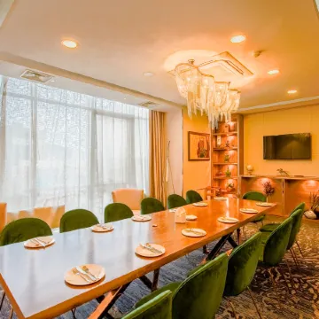 Ramada by Wyndham Ulaanbaatar Citycenter Отели рядом с достопримечательностью «Сүхбаатарын Талбай»
