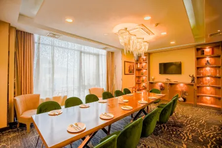 Ramada by Wyndham Ulaanbaatar Citycenter Отели рядом с достопримечательностью «Монгольский государственный университет»