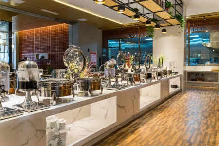 Oukai Yafeng Hotel (Nanyang Sports Center Jianye Kaixuan Square Branch) Отели рядом с достопримечательностью «Zhang Zhongjing Memorial Temple»