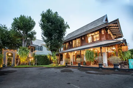 V Heritage Villa Chiang Mai Отели рядом с достопримечательностью «Roitawarabarn Baandhawalai - Porter house»
