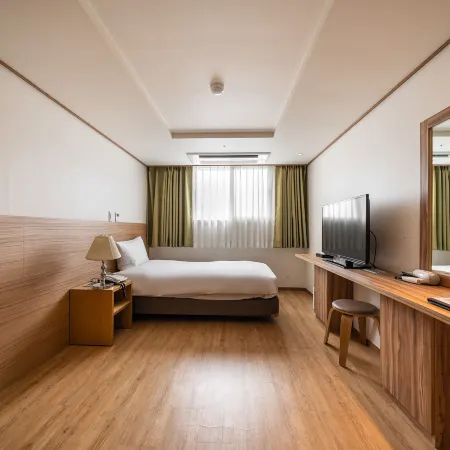 Hotel Rest Seogwipo Отели рядом с достопримечательностью «Храм Ёнхваса»