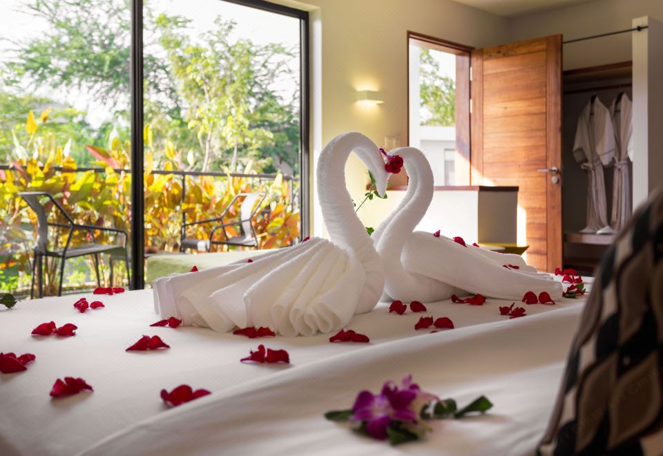 4. 힐록 호텔 & ..