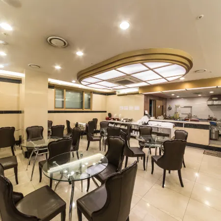 Youngbin Hotel Отели рядом с достопримечательностью «Магазин Friend Mart»