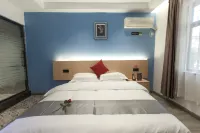 Huayi Hotel (Ganxian Guangcai People's Square)