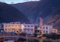 Yading Jingmi Xiaoying Inn