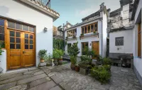 Hutong Li Zhumengju Inn