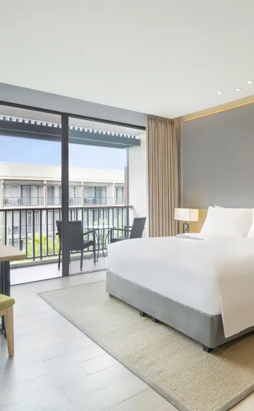 ห้องพัก เตียงคิงไซส์ 1 เตียง วิวสระว่ายน้ำ