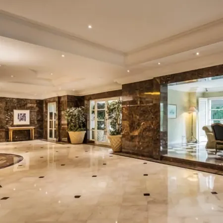 Batavia Hotel & Serviced Apartments Отели рядом с достопримечательностью «Плаза Сенаян»