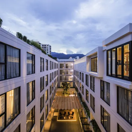 Novotel Chiangmai Nimman Journeyhub Отели рядом с достопримечательностью «Ват Пратхат Дой Сутхеп»