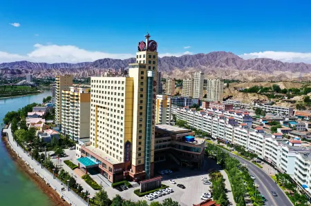 Hongrui Holiday Hotel Отели рядом с достопримечательностью «Yongjing Liujiaxia Konglong Museum»