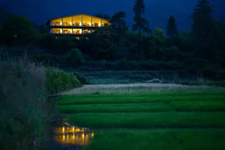 Songtsam Tacheng Lodge Отели рядом с достопримечательностью «Damo Patriarch Cave»