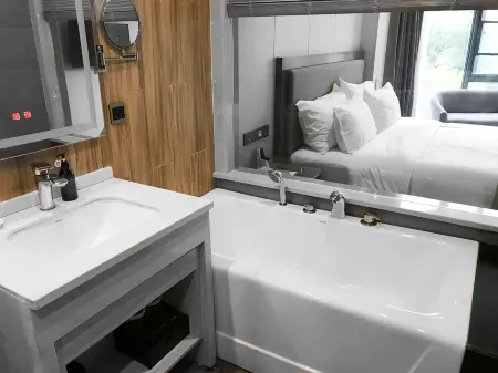 Great Wall Garden V Hotel Отели рядом с достопримечательностью «Ezhou Polytechnic (Southeast to Fenghuang Subdistrict Office Lianhuashan Community Health Service Station)»