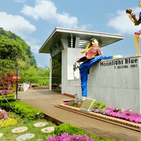 Moonlight Blue Pension