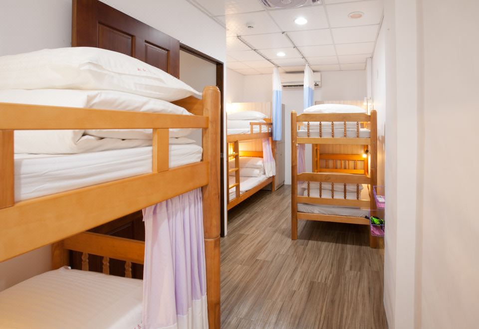 3. 캡틴 낫 앳 홈..