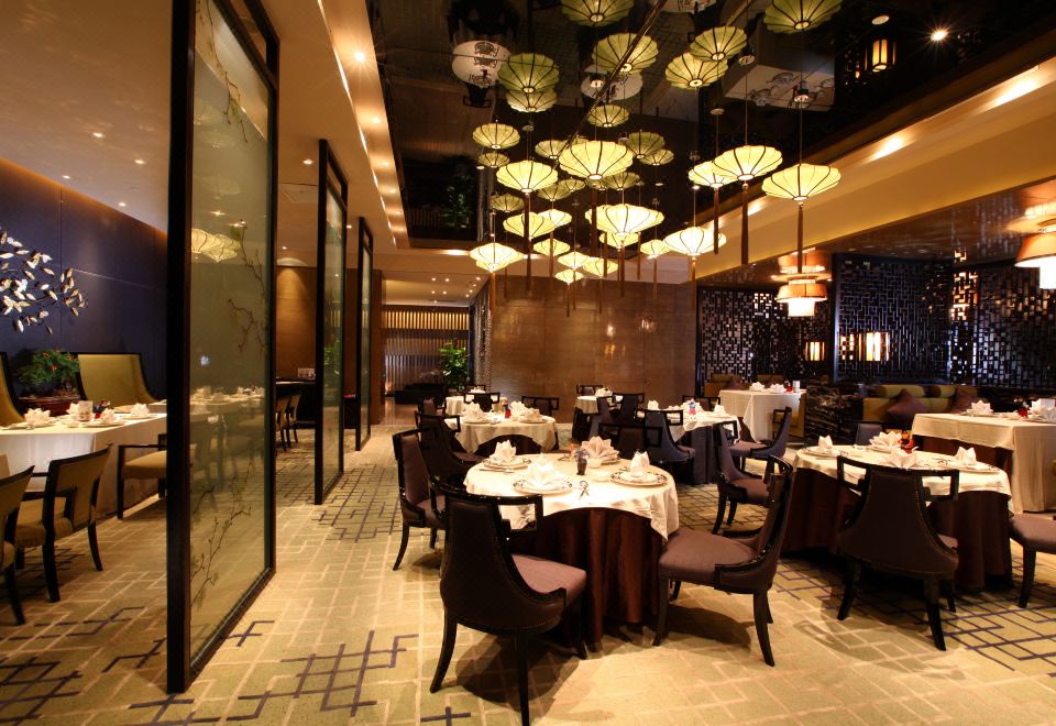 탕라 호텔 톈진의 조식 뷔페가 차려진 모습