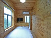 张家界木头屋客栈 - 标准大床房