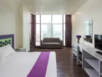 V Hotel Hotels near LA Cafe