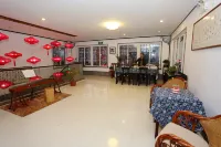 Huahong Hotel (Jiuhuashan Qingyang RT-Mart) - شرفة