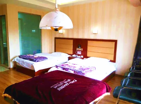 Xinhong Hotel Отели рядом с достопримечательностью «Отдел Управления охраны Уезда Чуанбэ, национальный природный заповедник Юньнань Циншань»