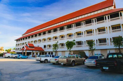 AmornSukhothai Hotel Отели рядом с достопримечательностью «Wat Wang Sombun»