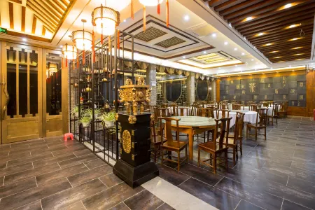 Shiwai Chayuan Theme Hostel Отели рядом с достопримечательностью «Rainbow Waterfall Scenic Spot In The Dabie Mountains»