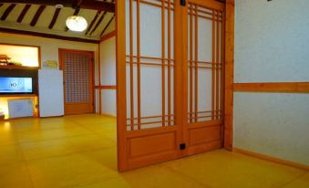 Hanul Giwa Guesthouse Jeonju - Housity