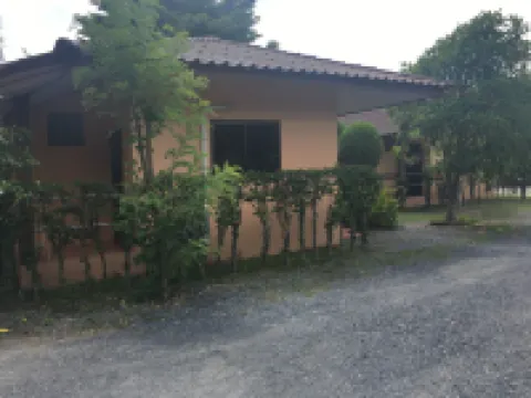 บ้านชมภูรีสอร์ท โรงแรมใกล้วัดมณีวงศ์