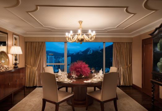 콘래드 홍콩의 넓고 모던한 객실 내부