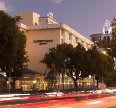 Courtyard Miami Coral Gables Отели рядом с достопримечательностью «Венецианский бассейн»