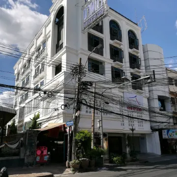 Lucky House Khaosan Отели рядом с достопримечательностью «Торговый центр Tha Maharaj»