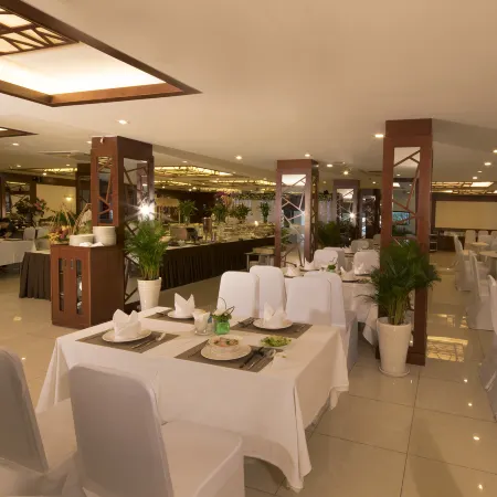Vien Dong Hotel - Near Bui Vien Walking Street Отели рядом с достопримечательностью «Район 1»