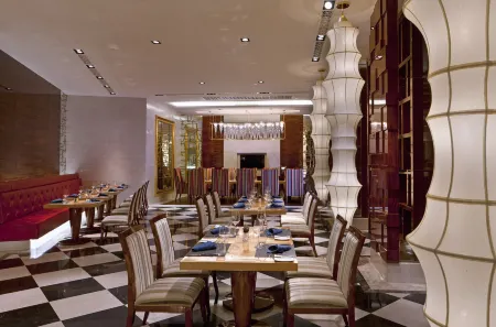 Sheraton Chongqing Hotel Отели рядом с достопримечательностью «Chongqing University of Commerce and Industry (Lanhuahu Campus)»