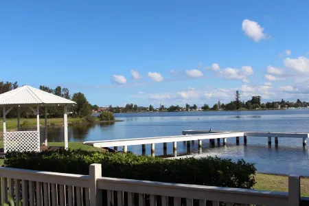 Squid's Ink Motel Отели в г. Суонси