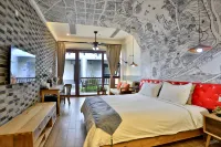 Moon and Sixpence Hotel