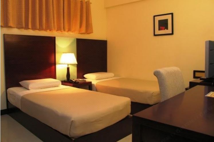 1. Hotel Fo..