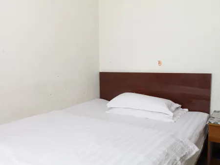 Fengqiu Yixiao Homeland Hotel Отели рядом с достопримечательностью «Chenqiao Songyuan Lake Wetland Park»