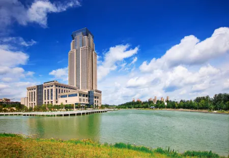 Zhongyuan International Hotel Отели рядом с достопримечательностью «Qingyihe Thousand Acres Garden»