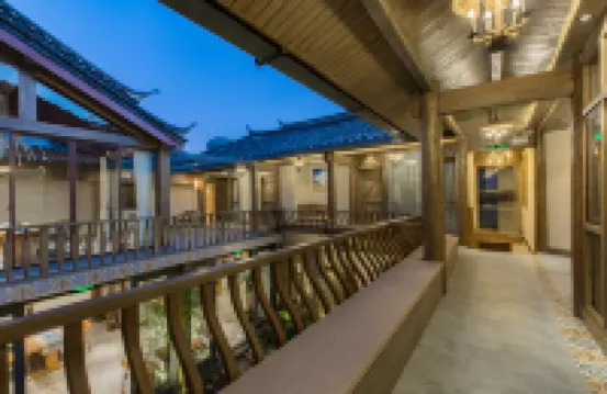 Yishu·designer light luxury vacation B & B Hotels near The Ancient Town of Shuhe-Sifang Street