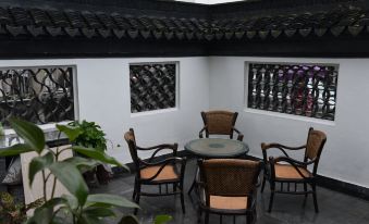 Hefeng Courtyard Inn